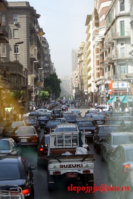В Каире, несмотря на узкие улочки, практически нет заторов. И наш автобус медленно, но уверенно пробирался к цели.