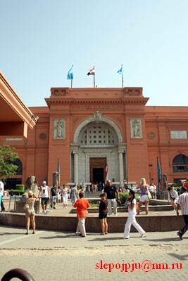 Можно сказать что это музей истории и краеведения Египта. Сто залов с температурой далеко за тридцать. Множество экспонатов.
