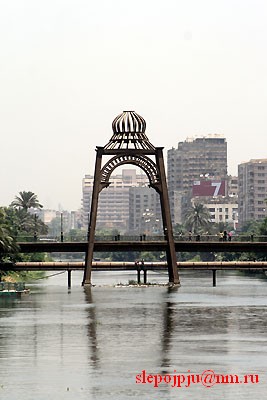 Пешеходный мост через Нил. Арка, является опорами моста. Чем и привлекла наше внимание.