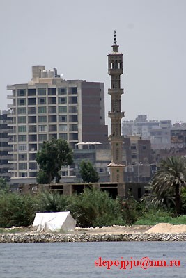 Мечеть с башней, с которой по нескольку раз в день зазывают на молитву.
