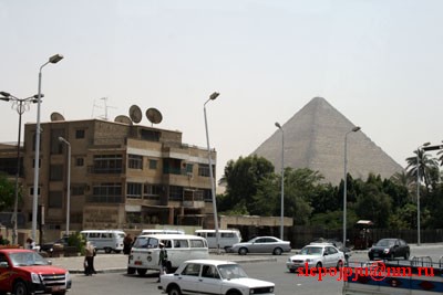 Ну вот и конечная цель нашего путешествия. Египетские пирамиды. Дело в том, что ранее, в далекие времена, пирамиды находились в городе Гиза. С тех пор унесло много песка. Город уже не тот. Да и пирамиды уже не те. Теперь Город Каир. И как водится, захоронения расположены на окраине города. Что бы живым не мешать.