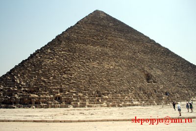 Вот она, махина. Упорядоченное нагромождение каменных блоков, именуемой Египетской пирамидой. Блоки, как блоки. Следов опалубки невидно.