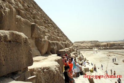 Каменые блоки сложены в виде пирамиды и стороны, которой похожи на огромную лесенку с высотой ступеньки в метр.