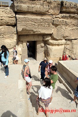 Это был когда-то храм. Возможно да же провославный. Египтяне не всегда были мусульманами.