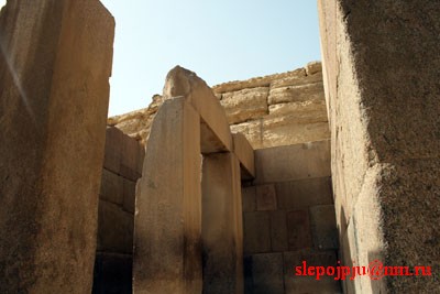 Столбы и стены древнего храма.