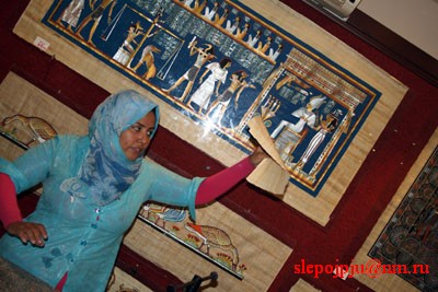 А эта женщина рассказывала и показывала, как делают папирус.