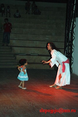 Женский народный танец. Маленькая девочка на сцене случайно. Ей нравилось танцевать и ни как не хотела уходить.