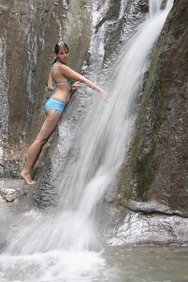 Девушка в водопаде.